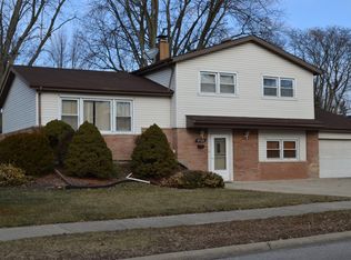 8900 Forest Ln, Hickory Hills, IL 60457