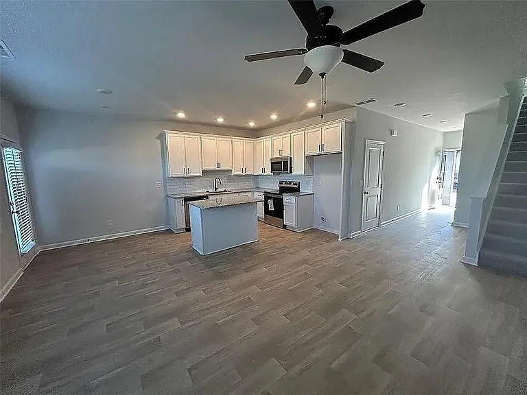 135 Laurel Trce — Photo 3