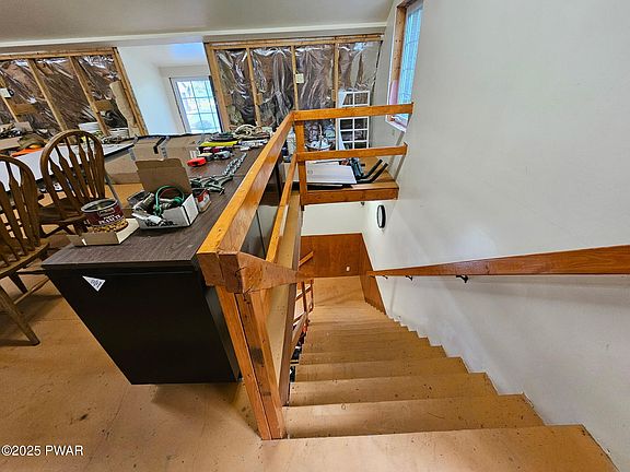 4th image of 128 Lynns Hill Rd