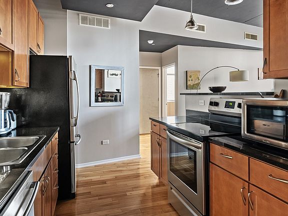 5th image of 1000 W Leland Ave APT 9G
