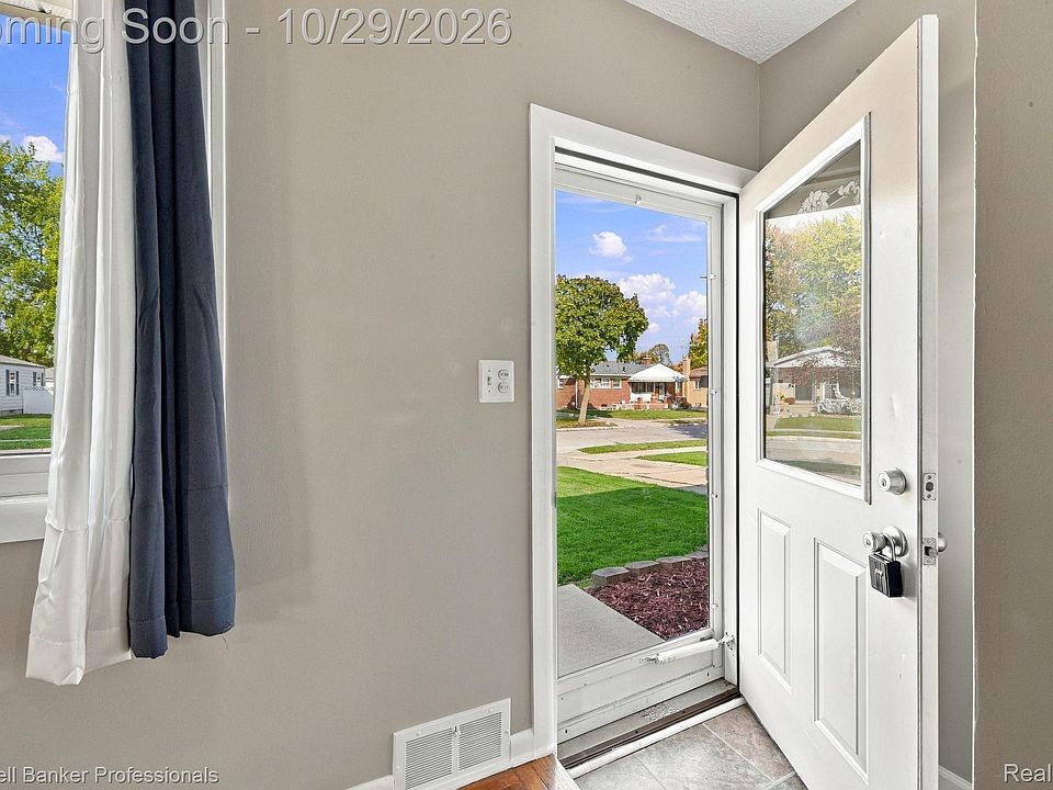 22704 Furton St, photo 5