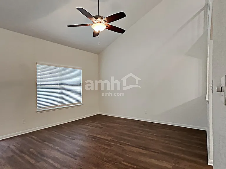 1038 Lauren St — Photo 8