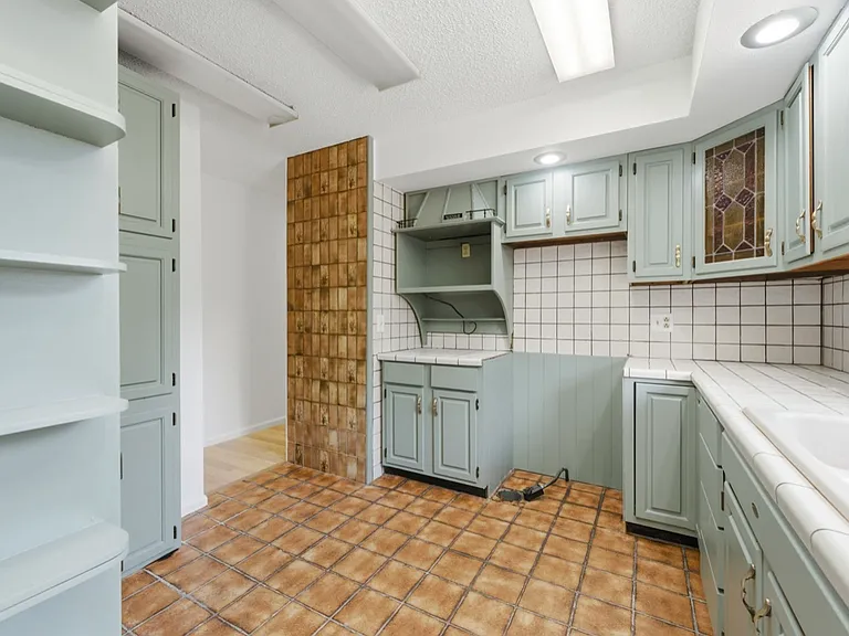319 N Magnolia St — Photo 10