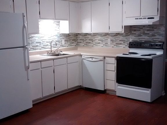 LARGE EAT-IN KITCHEN