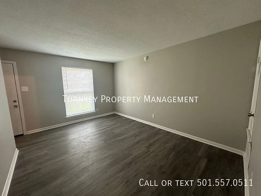 1821 Sanford Unit 3 -- Half Off First Month's Rent!! — Photo 4