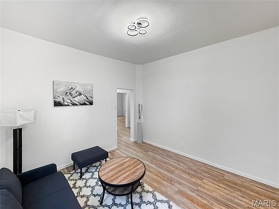 5th image of 136 W Etta Ave