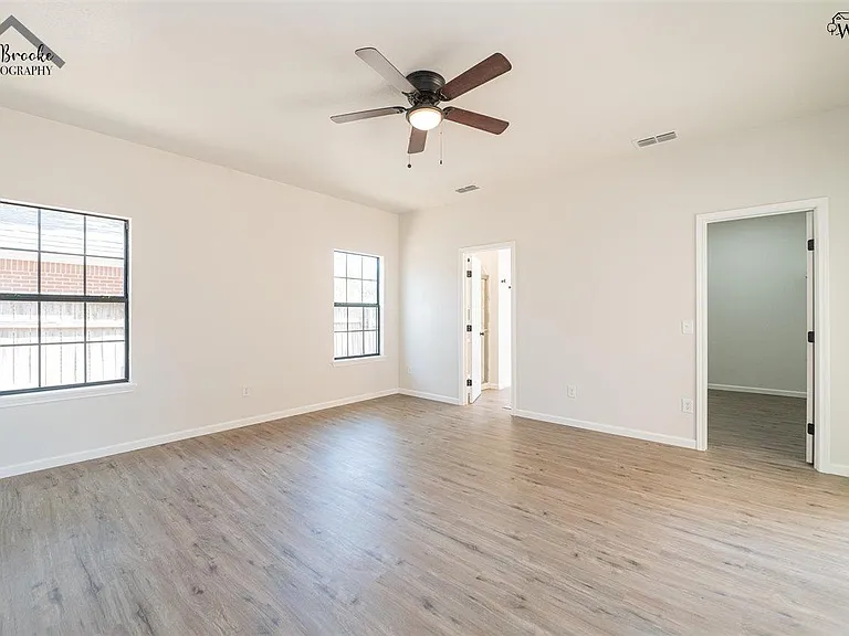 103 W Aldine St — Photo 22