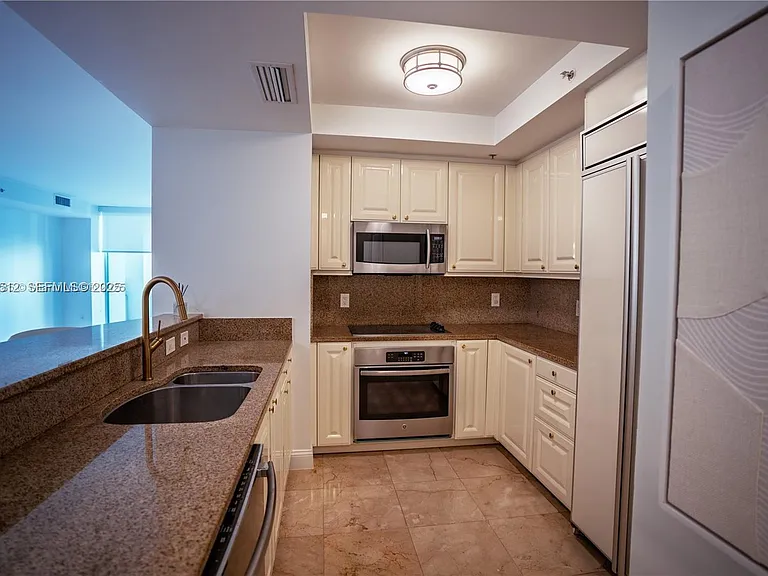 3400 SW 27th Ave #705 — Photo 5