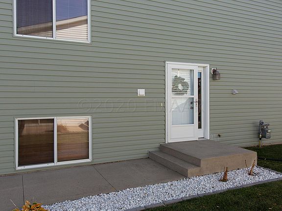 3rd image of 1015 42nd Ave W