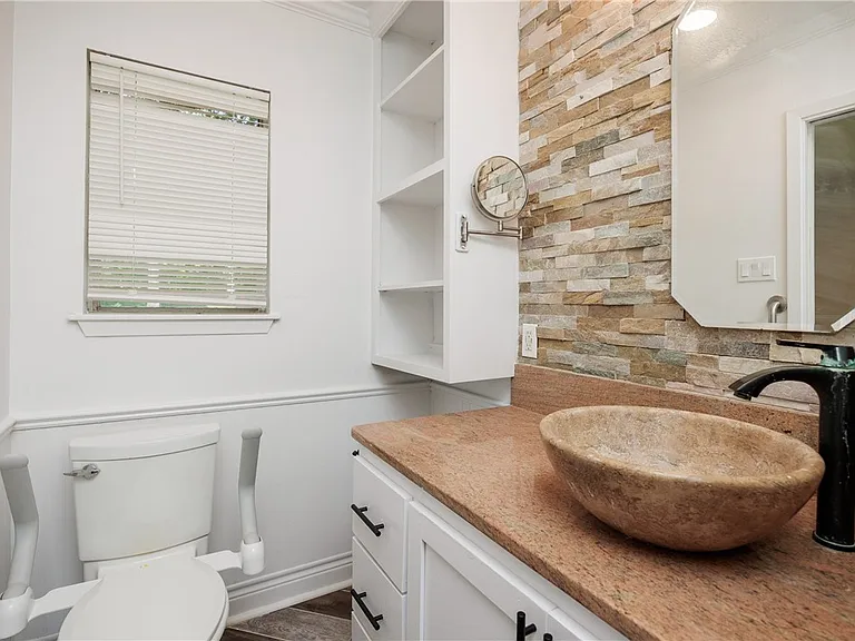 830 Crestview Dr — Photo 25
