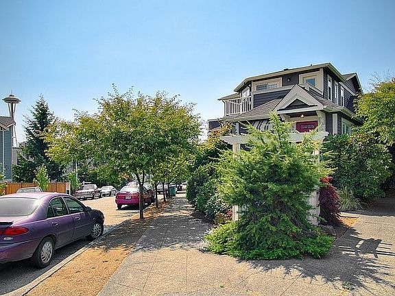 Just Blocks from the Space Needle!