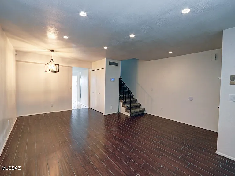 2190 N 1st Ave — Photo 2