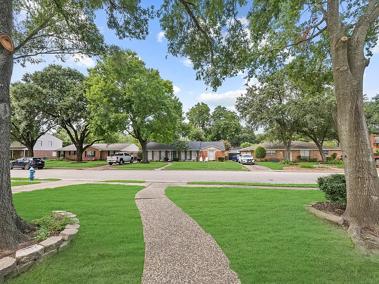 10623 Wickersham Ln — Photo 4