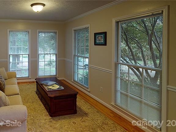 5th image of 105 Woodsway Ct