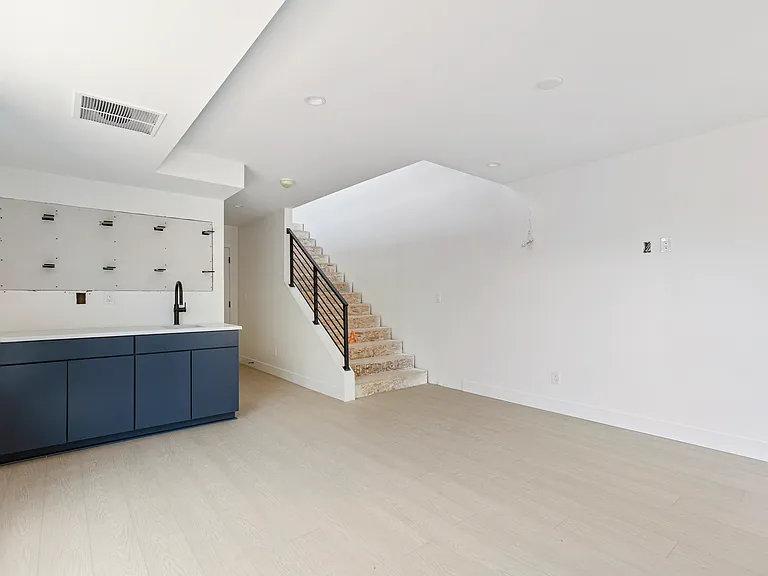 W 37th Ave — Photo 18