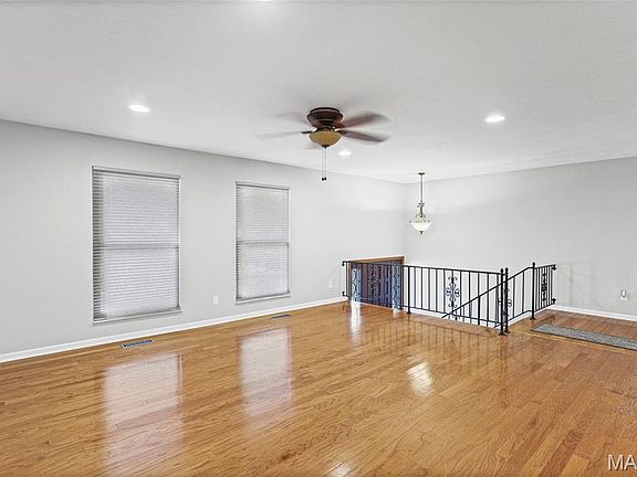 5th image of 310 Emily Dr