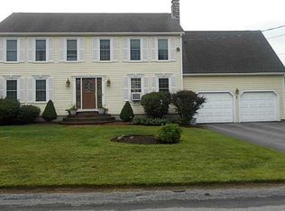 4 Rolling Green Dr, Cumberland, RI 02864