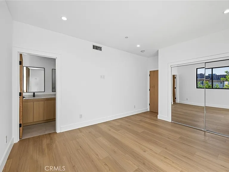 13602 Burbank Blvd — Photo 10