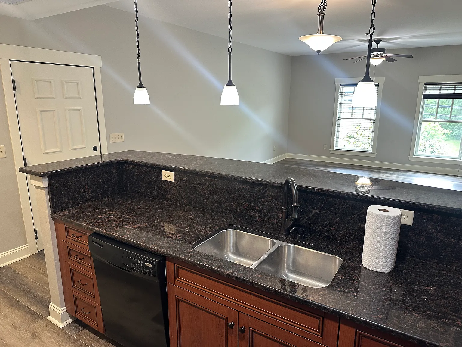 2 bed, 1031 sqft, $1,650 — Photo 4