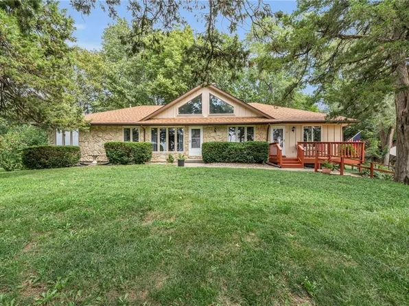 608 4h Rd, Lansing, KS 66043