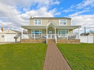 845 Pineneck Rd, Seaford, NY 11783