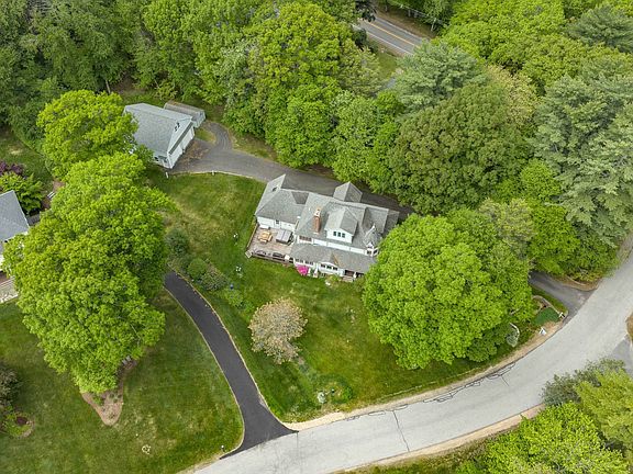 4th image of 2 Stoneridge Drive
