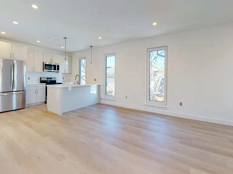 2837 Washington St — Photo 1