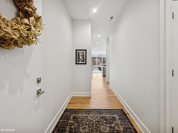 4th image of 1824 W Foster Ave #202