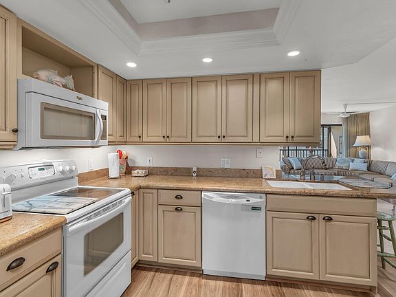 5th image of 1051 Swallow Ave Unit 202