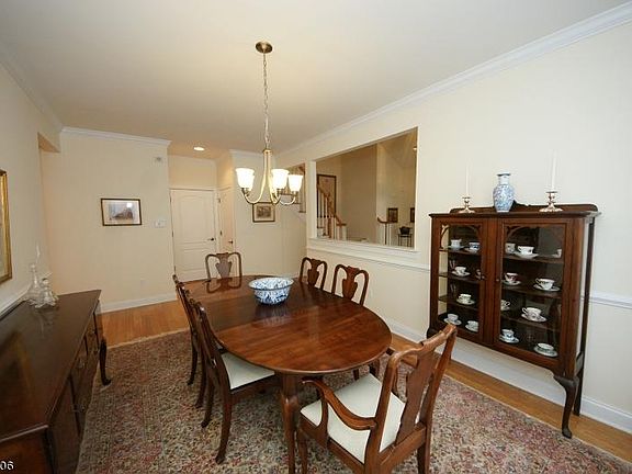 4th image of 8 Bedford Dr