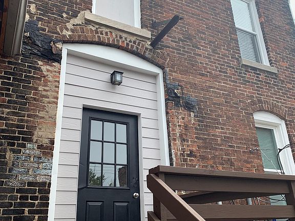 Rear access to apartment