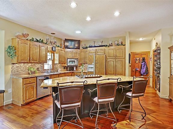 3rd image of 300 Royal Oaks Dr