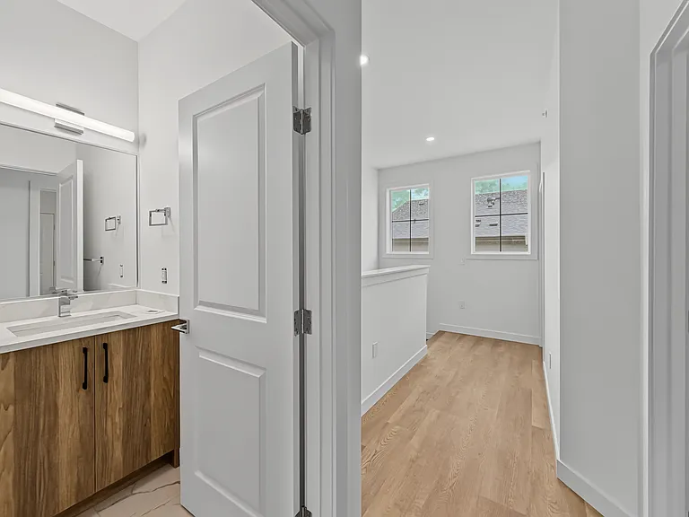 227 26th Ave NE #201 — Photo 20