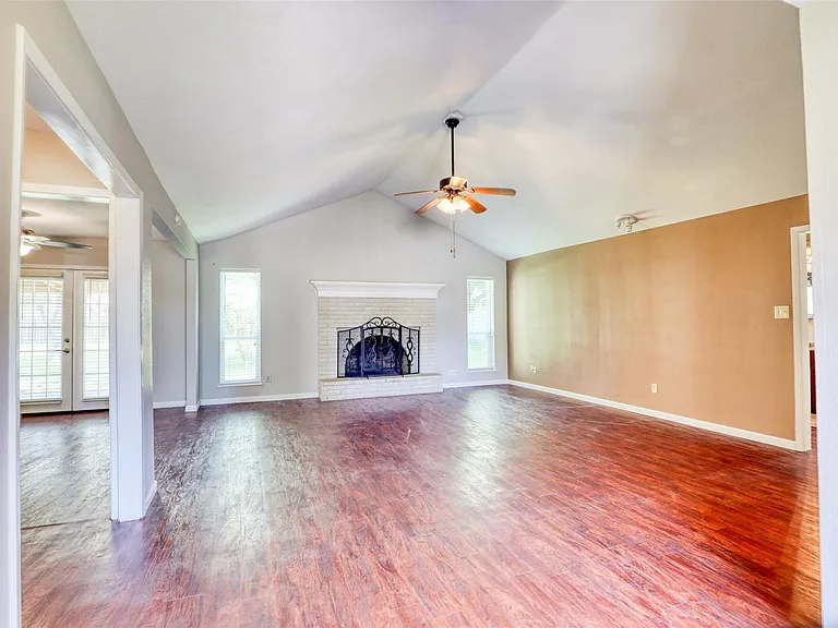 607 Rosewood Dr — Photo 5