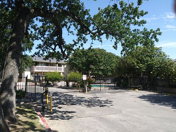 5th image of 2124 Burton Dr APT 124