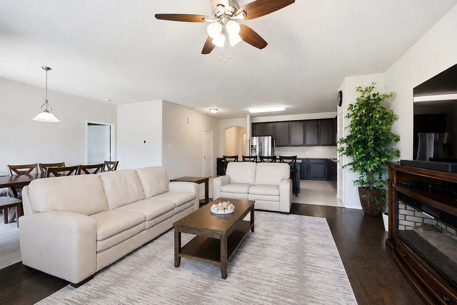 3 bed, 1940 sqft, $3,000 — Photo 2