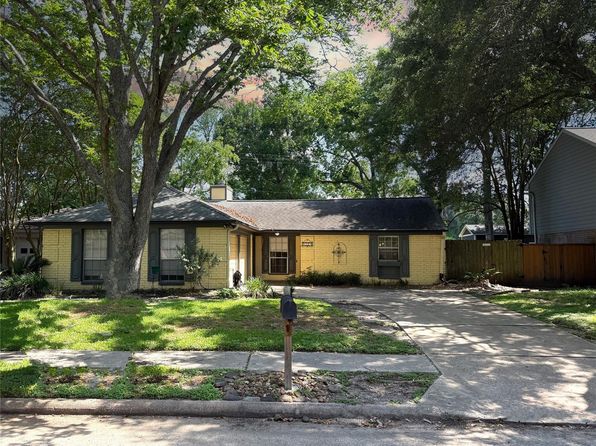 2319 Colleen Dr, Pearland, TX 77581