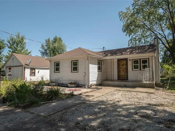 415 E 2nd St, Pomona, KS 66076