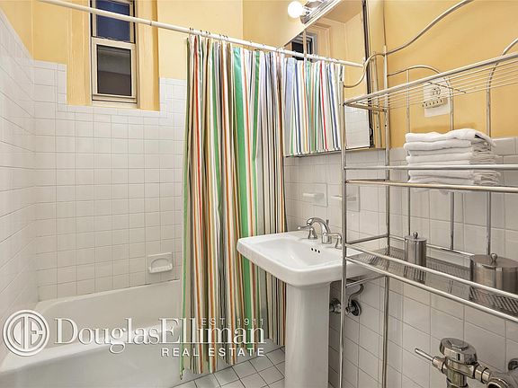 4th image of 25 W 64th St APT 6C