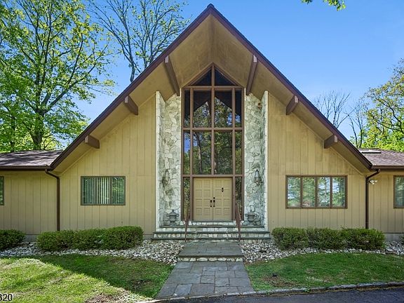 2nd image of 137 High Oaks Dr