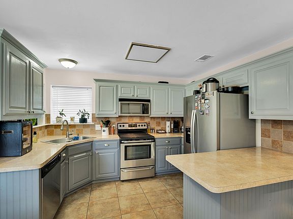 3rd image of 1001 Short Line Blvd
