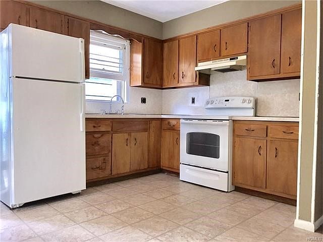 Large and sunny eat in kitchen