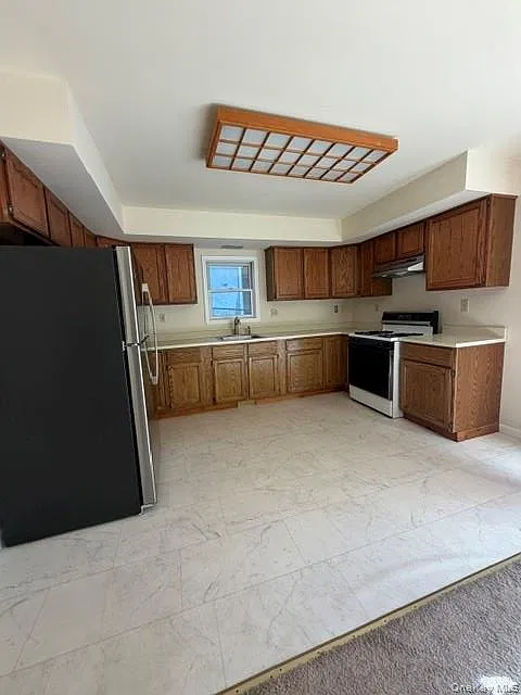3 bed, 1.5 bath, 2100 sqft, $3,600 — Photo 2