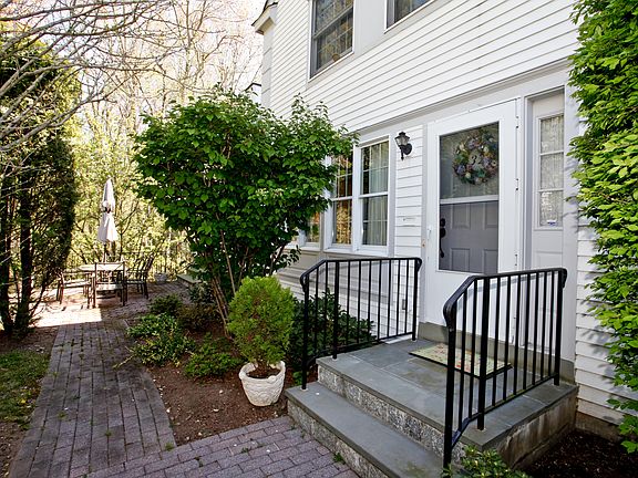 2nd image of 32 Brook Hills Cir #32