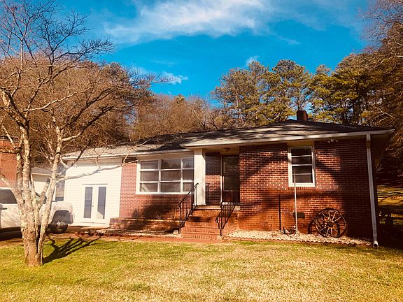 House front in a quiet street in a 0.7 Acres land