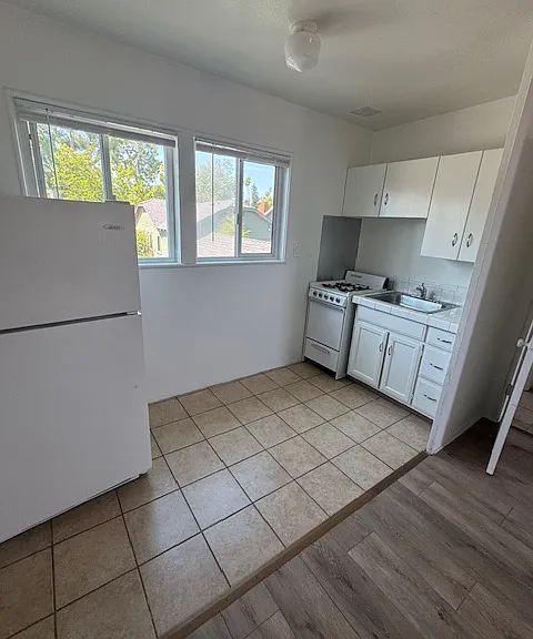 1108 E Villa St #J — Photo 6