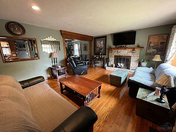 4th image of 813 Lory Ln