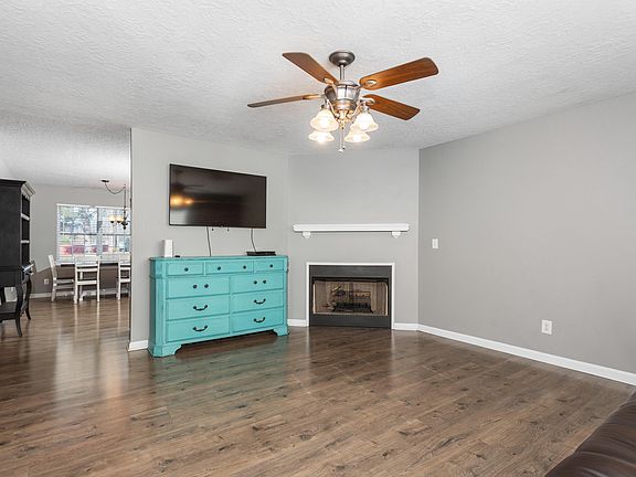 3rd image of 120 Holley Cir