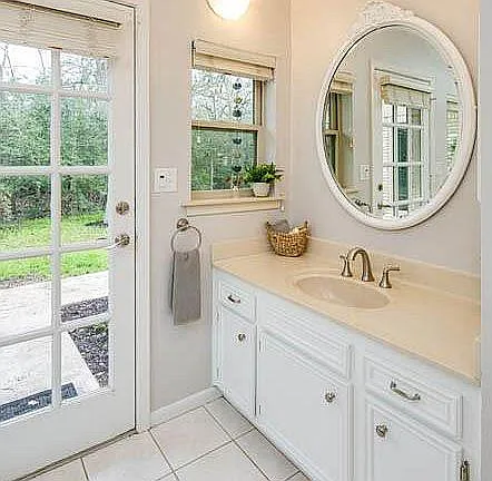 Bath sink area