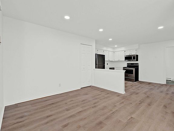 4th image of 38618 Meadowdale St